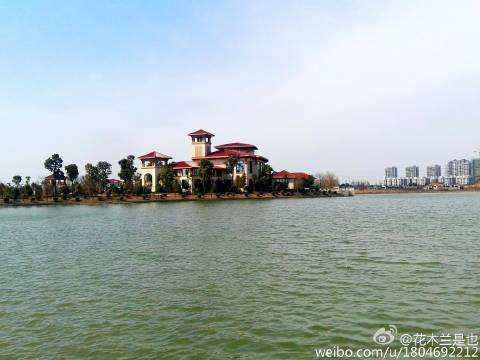 美女滑雪摔成“建筑奇才”‘beat365官网中文’(图1)